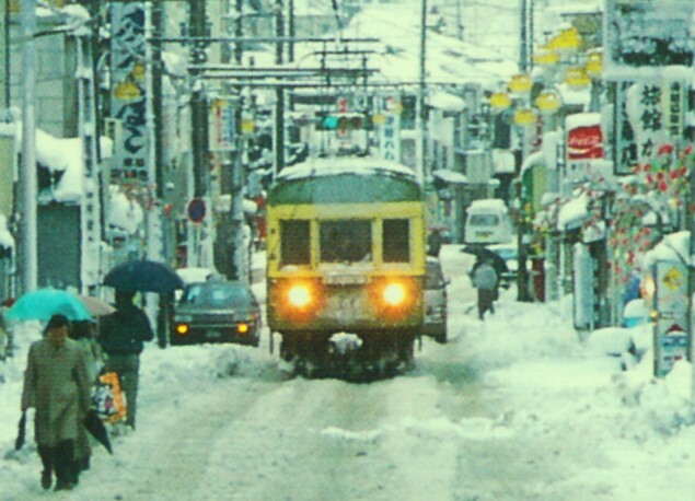 湘南 鎌倉 腰越-江の島間 江ノ電 電車 コカ・コーラの看板 街並み カラーの画像2