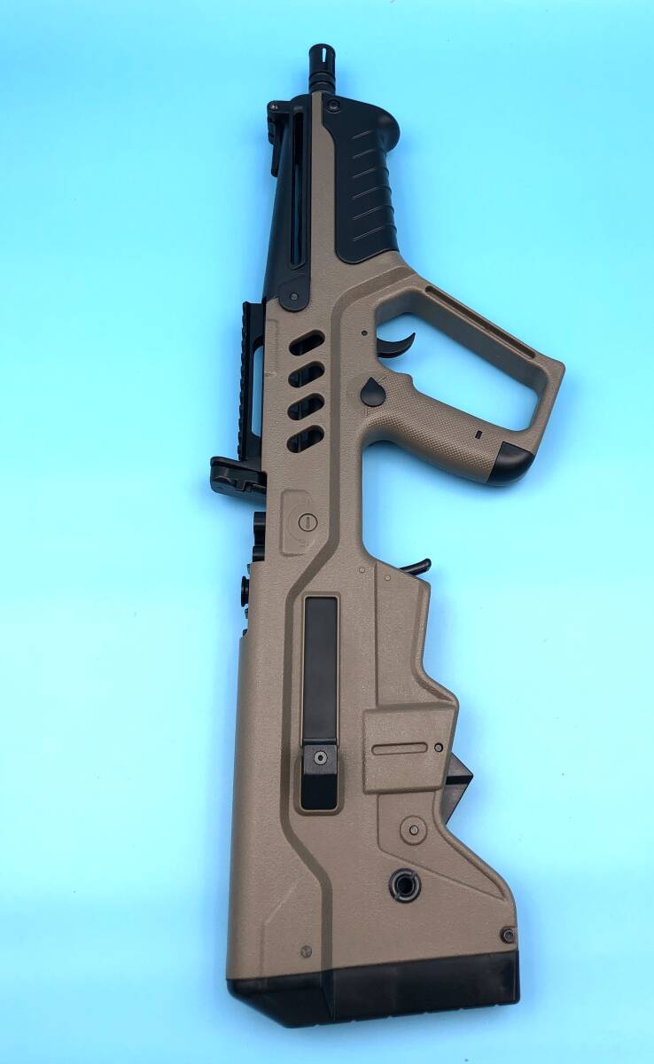 7703201-8【電動ガン】 IWI/TAVOR-21/タボール/5.56mm/電動ガン/アサルトライフル/現状品/破損部分アリ/ゴーグル付き_画像6