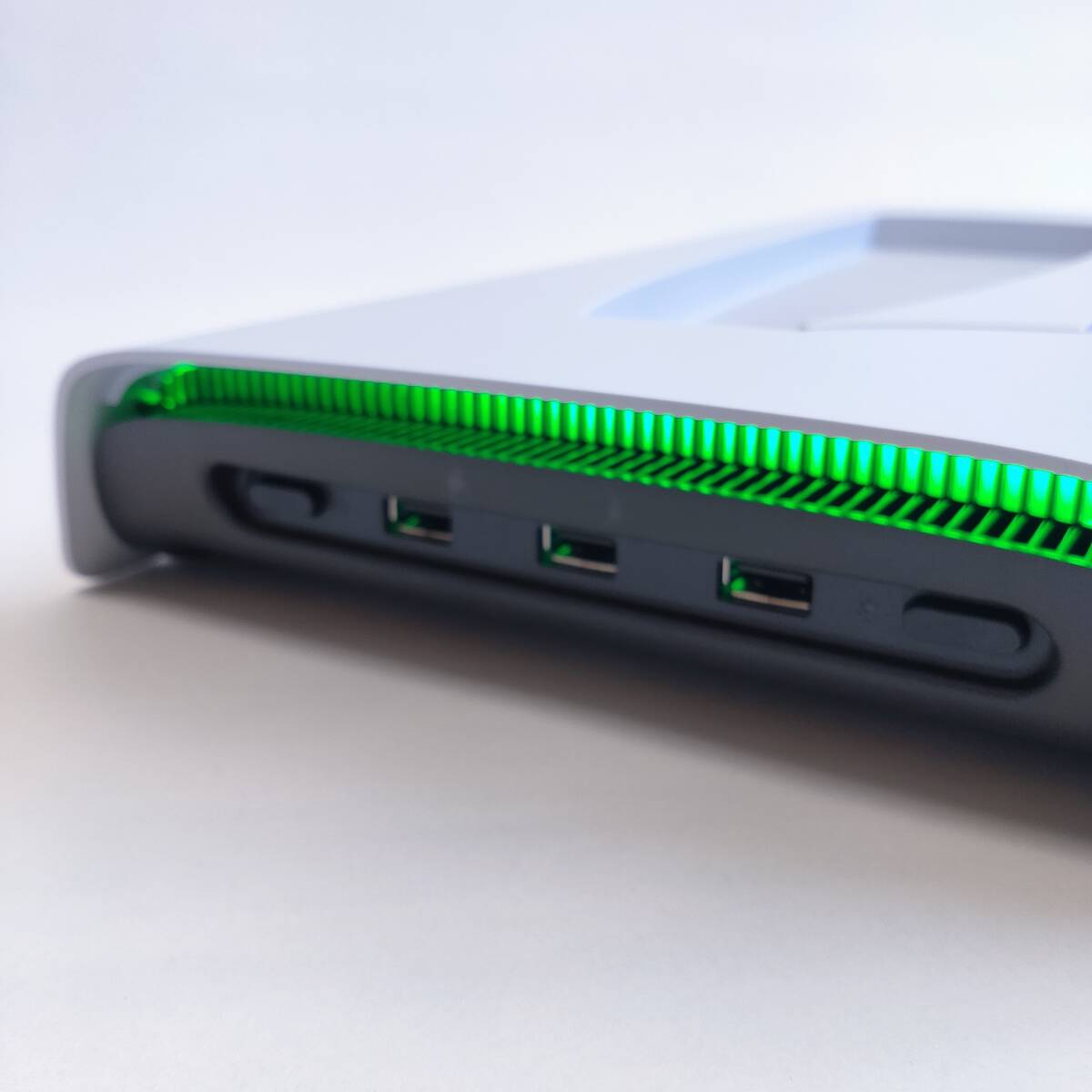 「一円スタート」KIWIHOME PS5用充電スタンド 縦置き 冷却ファン コントローラー充電 USBポート PB01「 1円」AKI01_2646_画像3