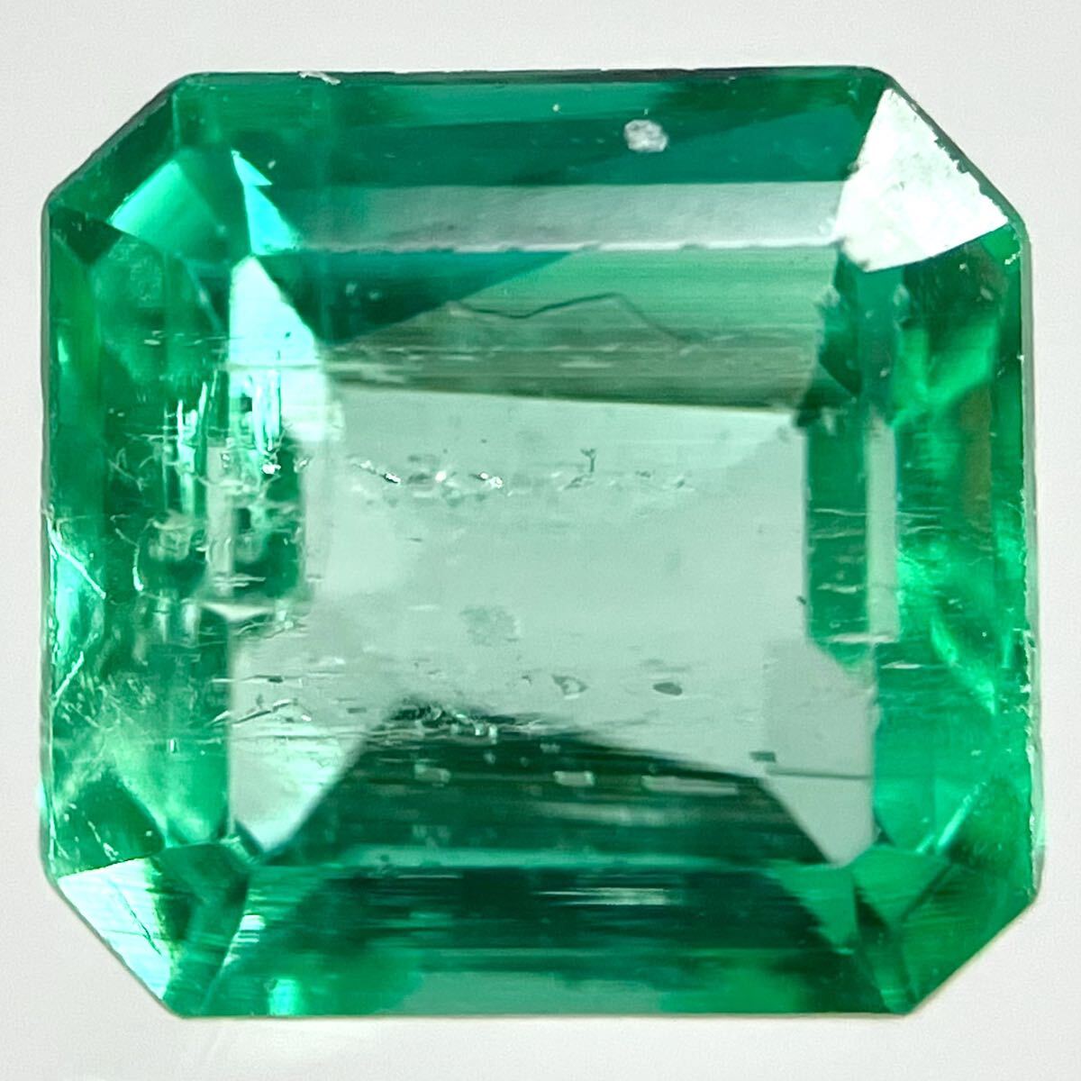 ●天然エメラルド0.700ct●m 約5.5×5.2mmソーティング付 ルース 裸石 宝石 ジュエリーjewerly emerald テ DG0_画像1