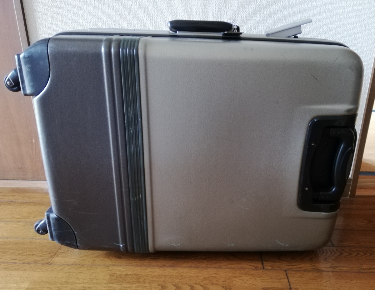 【中古 ジャンク】キャリーケース スーツケース Boarding 鍵部分のストッパーの片方が壊れてます。旅行バッグに。_画像1