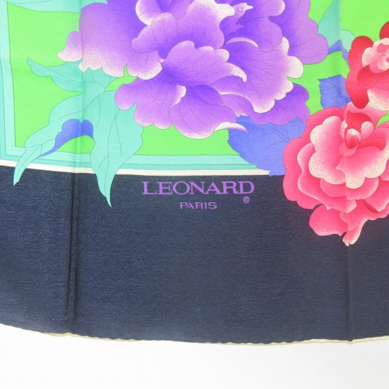 レオナール LEONARD 美品 ブランドロゴ スカーフ ストール シルク 花柄 フラワー柄 紺 ネイビー STK レディース_画像2