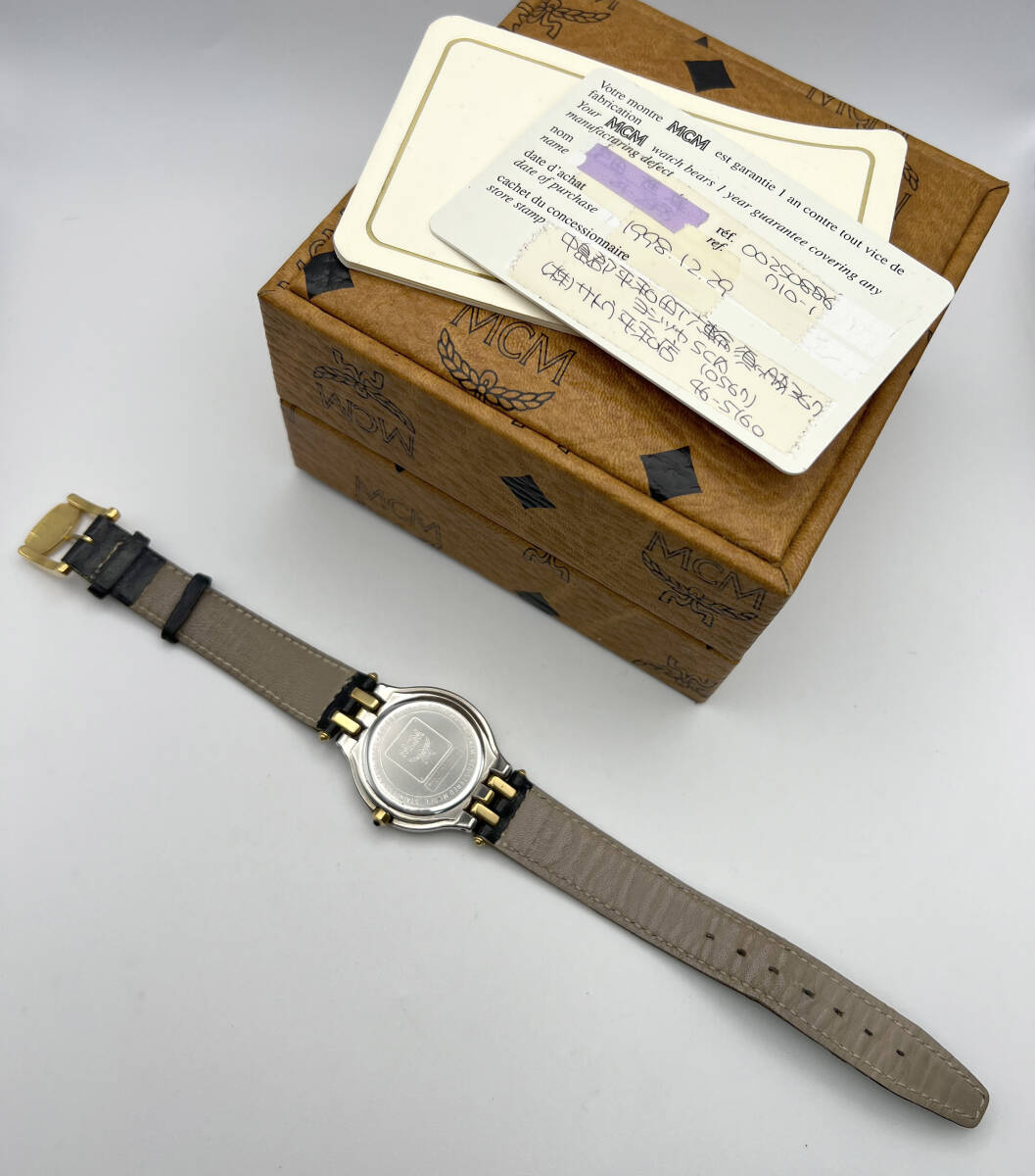  operation goods box attaching MCM round quartz black face lady's wristwatch 