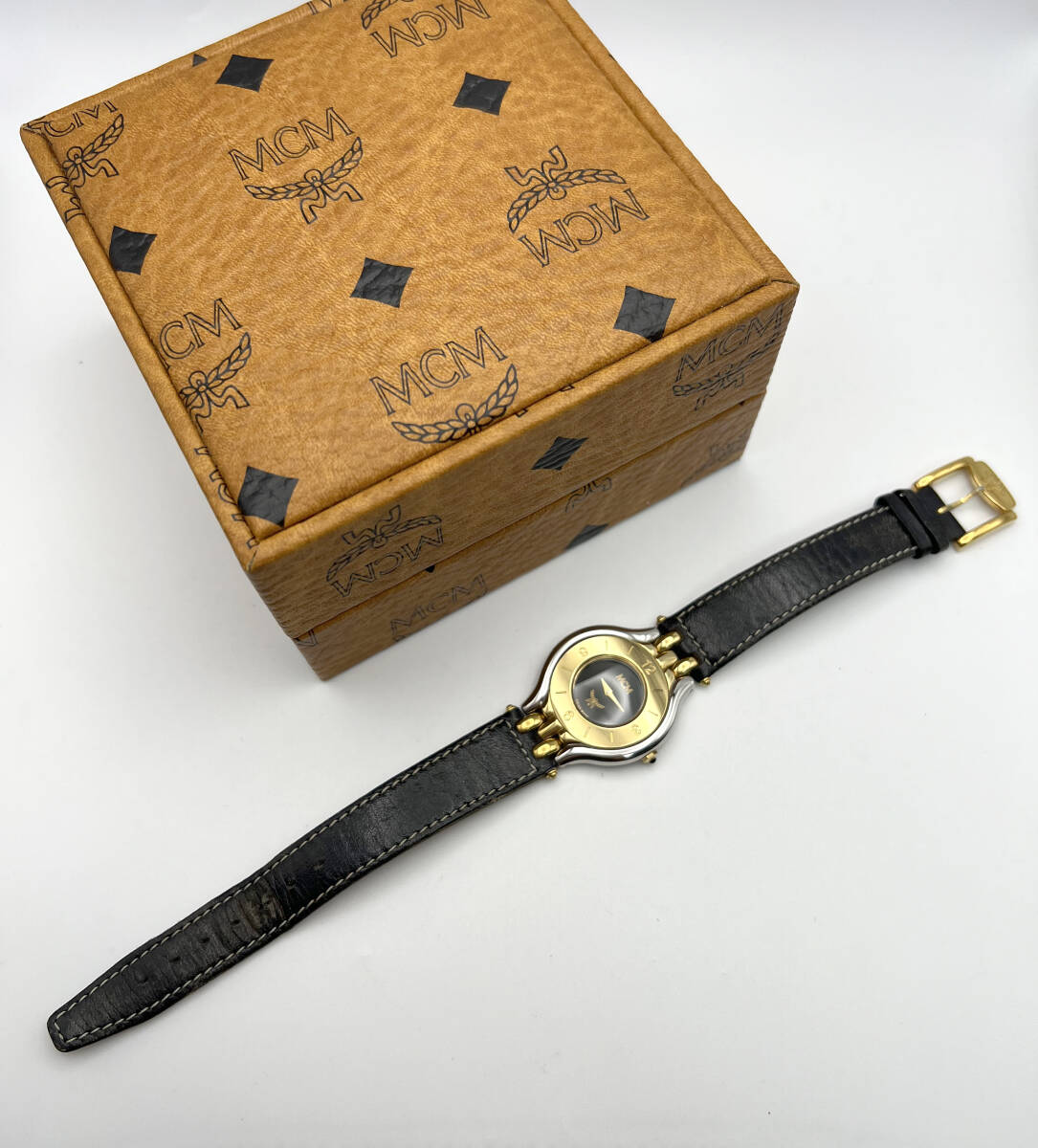  operation goods box attaching MCM round quartz black face lady's wristwatch 