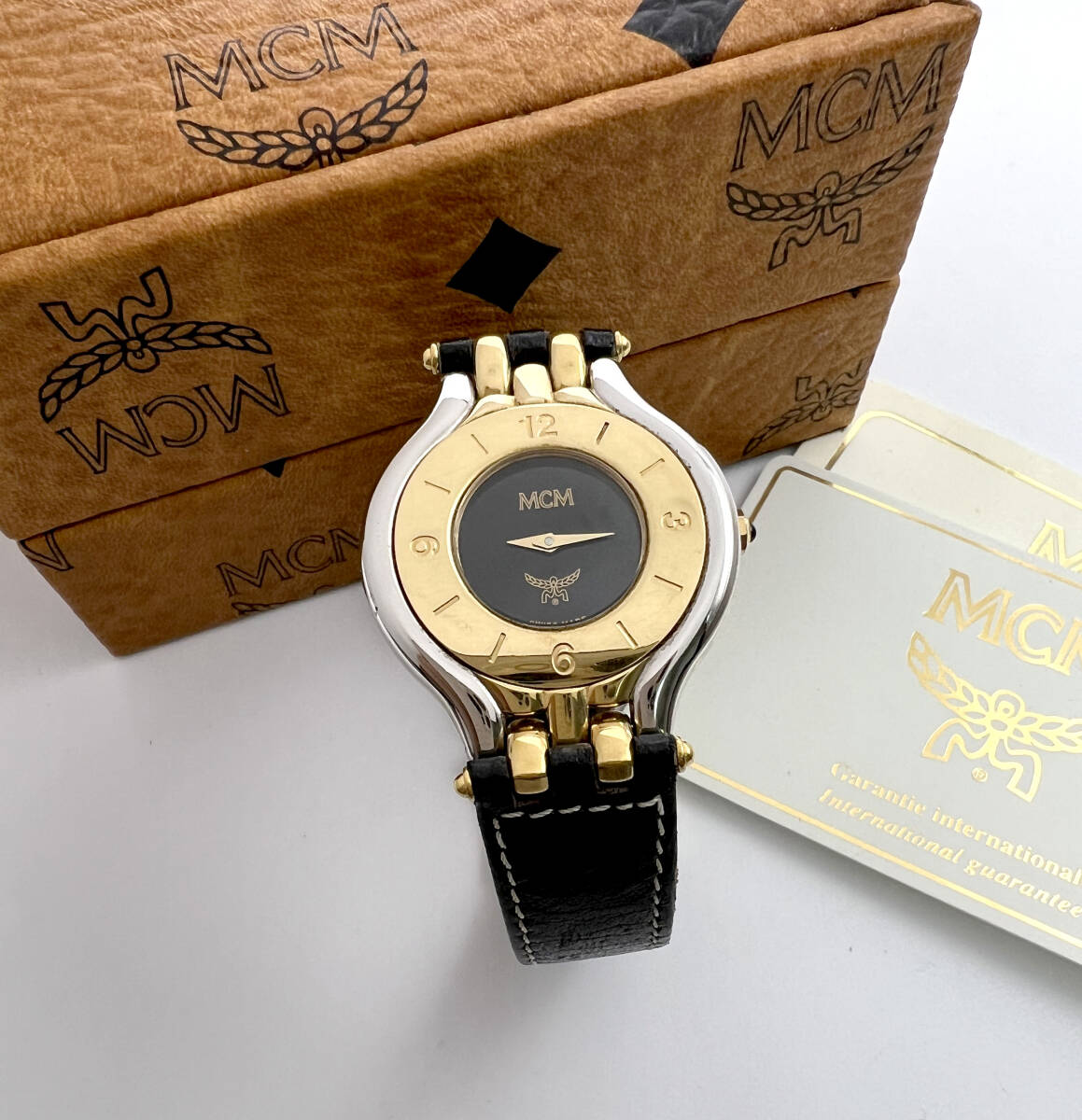  operation goods box attaching MCM round quartz black face lady's wristwatch 