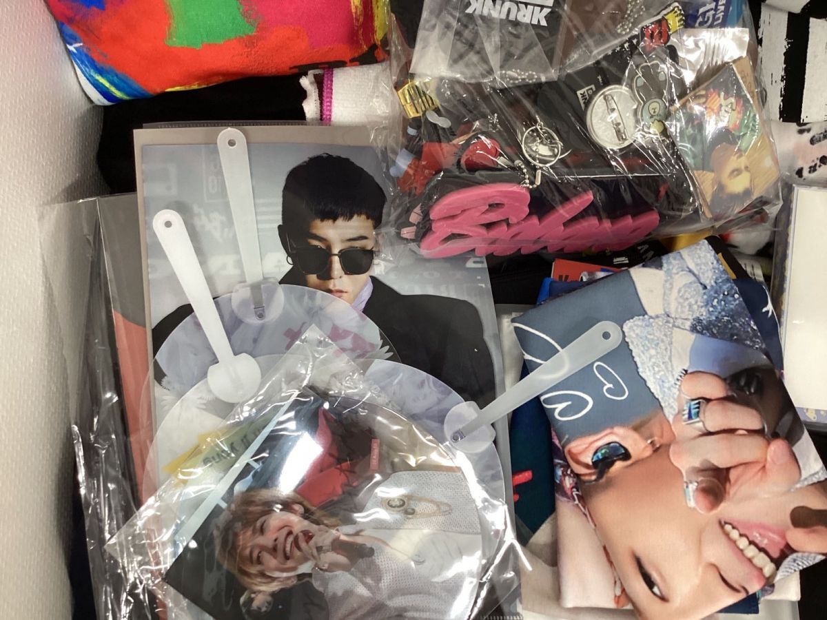 【同梱不可/現状】K-POP グッズ まとめ売り BIGBANG 他 ぬいぐるみ Tシャツ 缶バッジ 他の画像8