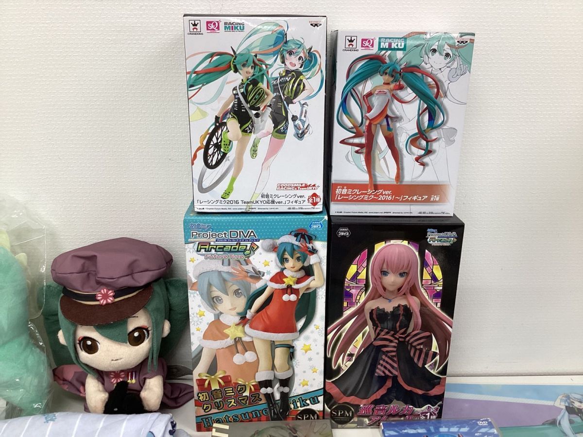 【同梱不可/現状】ボーカロイド 初音ミク グッズ まとめ売り フィギュア ぬいぐるみ 缶バッジ キャンバスボード タペストリー 他の画像3