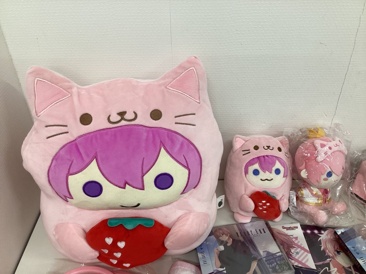 【現状】すとぷり グッズ まとめ売り キャラ分け さとみ 缶バッジ アクリルスタンド ぬいぐるみ 他_画像2