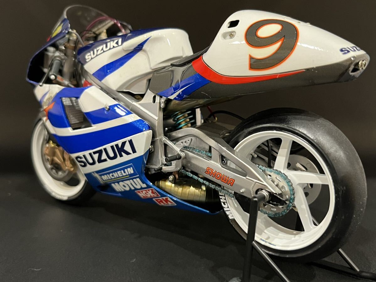 完成品 SUZUKI RGV-Γ XR89 タミヤ 模型 バイク プラモデル 1/12 オートバイシリーズNO81_画像4