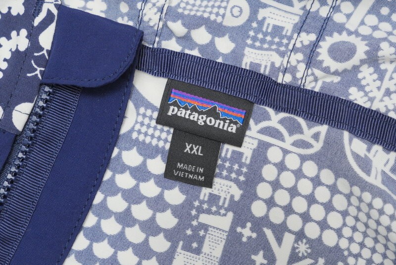 MG2434 パタゴニア/patagonia*キッズバギーズジャケット*64232*総柄*ジップアップ*ナイロンパーカー*サイズXXL*ブルー×ホワイト系_画像8