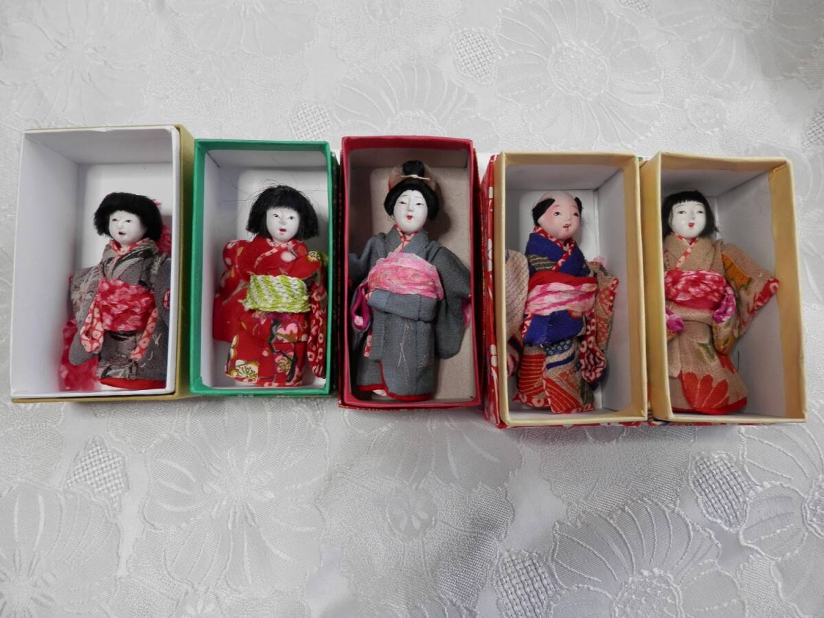 （A）市松人形 豆市松 ５体 約８cm 日本人形 正絹 定形外郵便発送 送料３００円の画像1