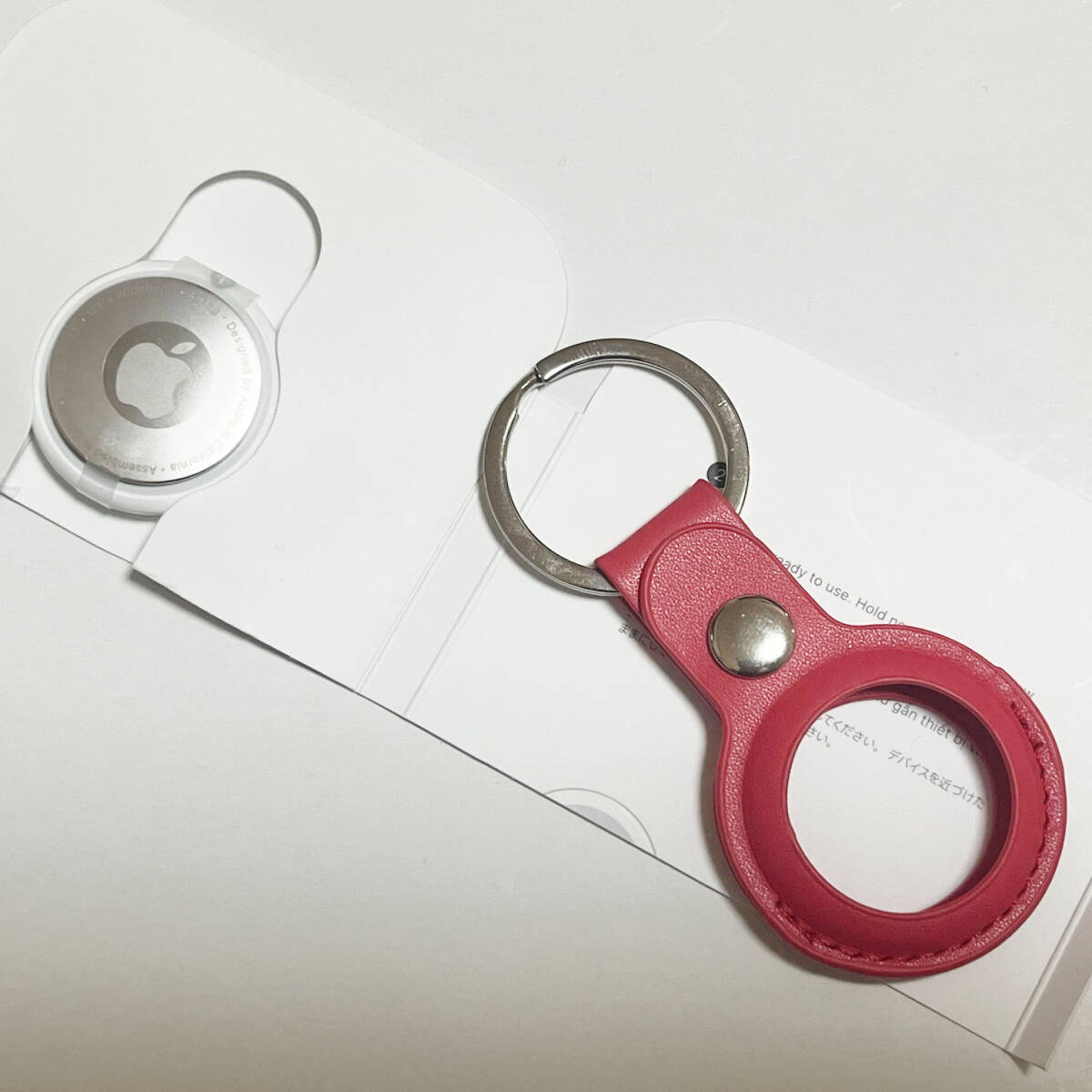 Apple AirTag本体(アップル製)＋ケース(サードパーティー製)革製・赤