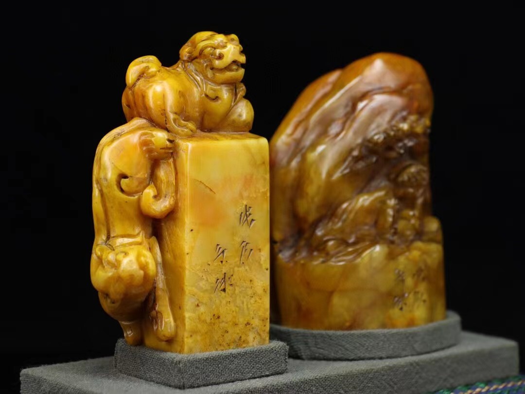 清代 古玉石 ・秘藏 【木盒典藏 壽山田石 雕刻 瑞獸山水印章擺件 清代 古玉石 ・秘藏 【木盒典藏 壽山田石 雕刻 瑞獸山水印章擺件
