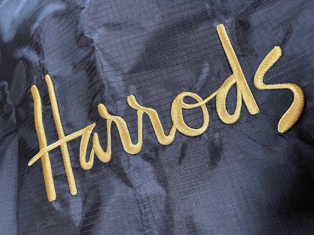 [ новый товар бумага с биркой ]Harrods Harrods складной эко-сумка чёрный вышивка Logo 
