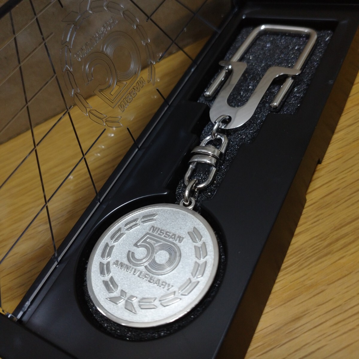 NISSAN 日産 50th 50周年 記念品 記念 キーホルダー 非売品 限定 ノベルティ メダル グッズ コレクション ロゴ Logo car key collectionの画像1