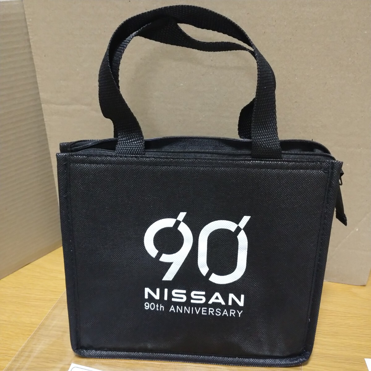 NISSAN 90th 日産 90周年 保冷バッグ バッグ ランチ コレクション グッズ ロゴ ノベルティ 非売品 記念 記念品 限定 japan limited car ①_画像1