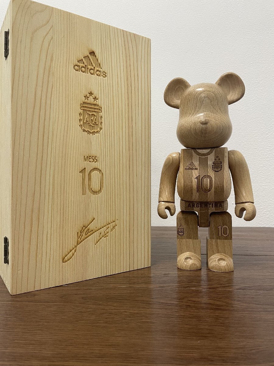 BE@RBRICK x カリモクx 400% by MEDICOM TOY ベアブリック carved wooden メッシ Leo Messi 置物 ■ 中古 ■ 美品 ■ 箱付きの画像1
