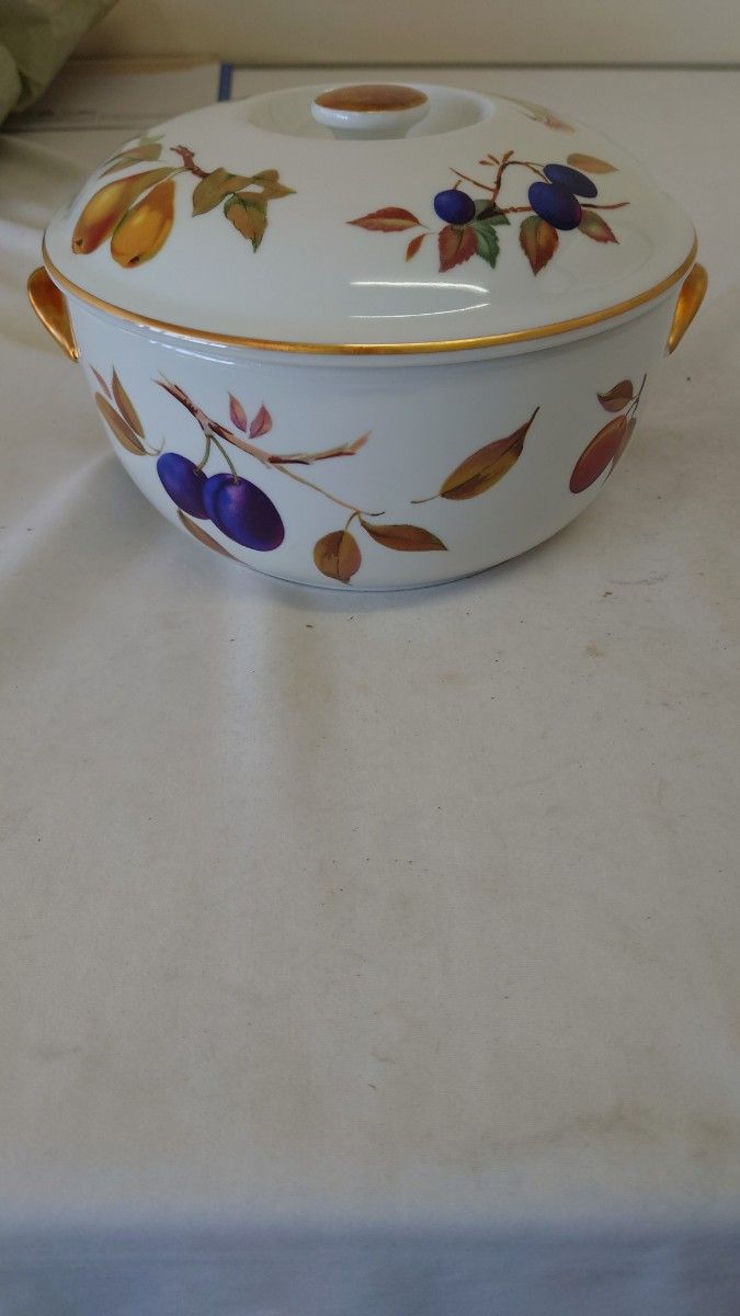 h05007 ロイヤルウースター Royal Worcester 鍋型 菓子鉢  深皿  陶器  食器 蓋付き 白 野菜・果物柄