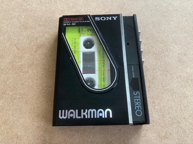 美品 SONY Walkman WM-30 ウォークマン ブラック 通電 カセットケースサイズ_画像2