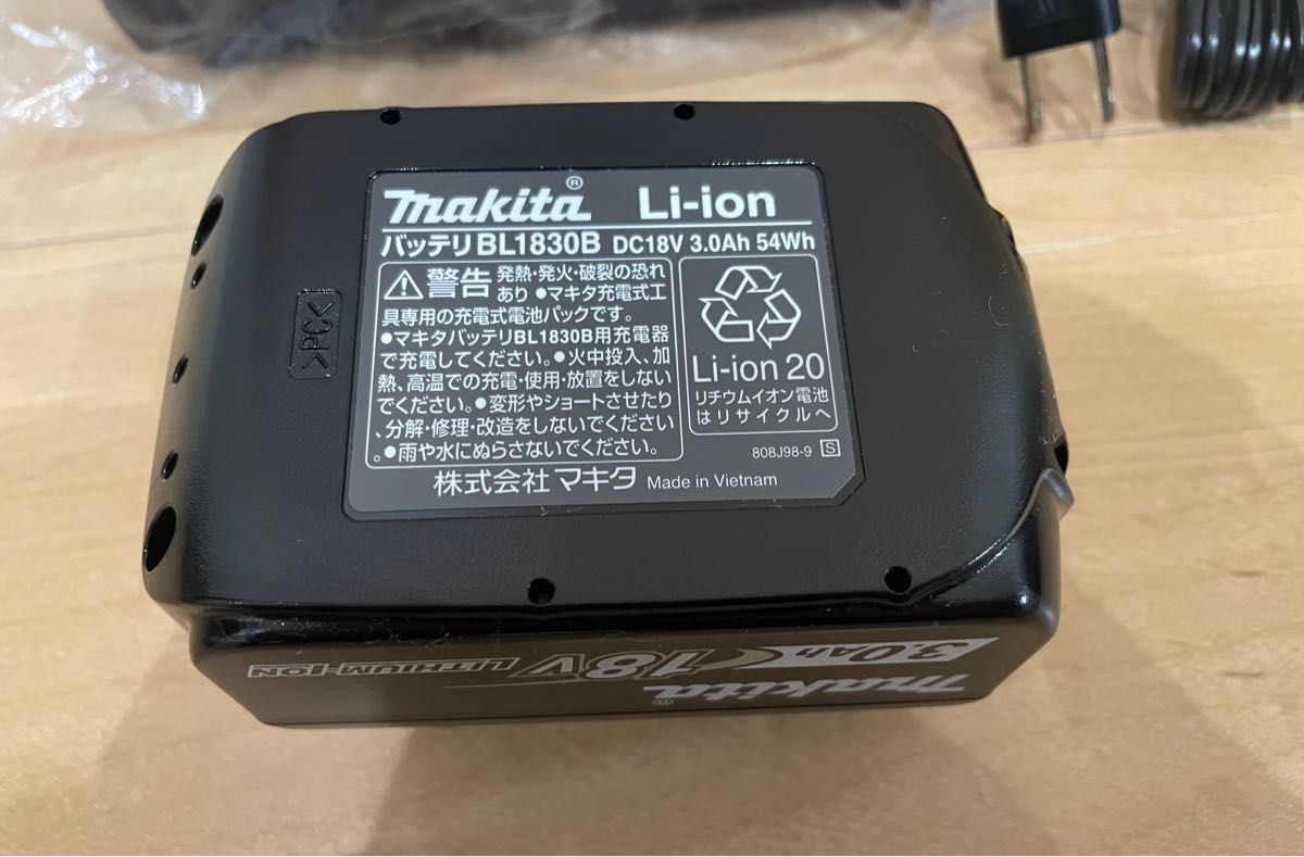 未使用　マキタ純正　バッテリー　BL1830B 充電器セット