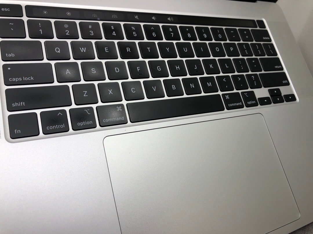 【Apple】MacBook Pro 16inch 2019 A2141 Corei9-9980HK メモリ32GB SSD512GB NVMe AMD Radeon Pro 5500M 4GB OS14 中古Mac US配列_画像4