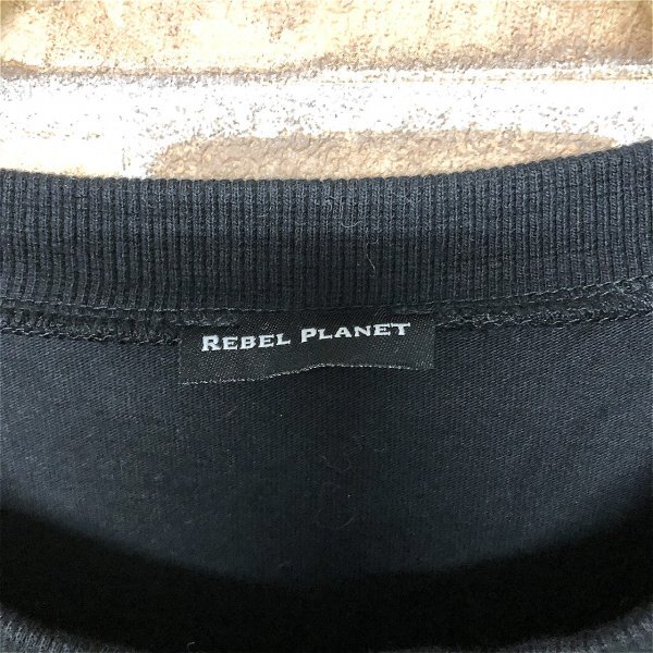 REBEL PLANET メンズ ワンポイント刺繍 袖ボーダー バックプリント 半袖Tシャツ F 黒ゴールド_画像2