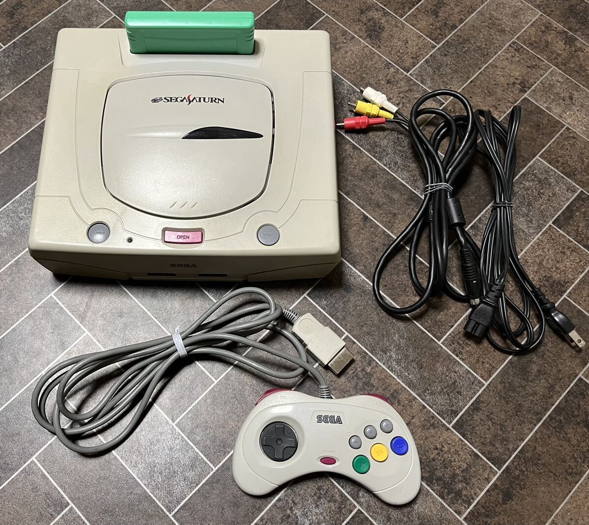 SEGA SATURN セガサターン SS 本体　コントローラー ケーブル 付属　オマケ　パワーメモリ付き_画像1