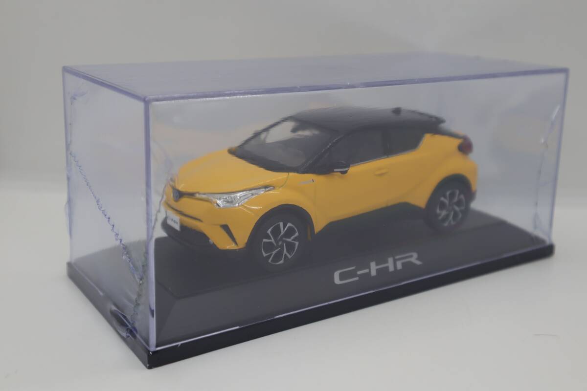 J0924(9) Y ☆1/30 トヨタ　C-HR 非売品　ミニカー　カラーサンプル(6)2PQ　ブラックｘイエロー　未使用 未使用 _画像2