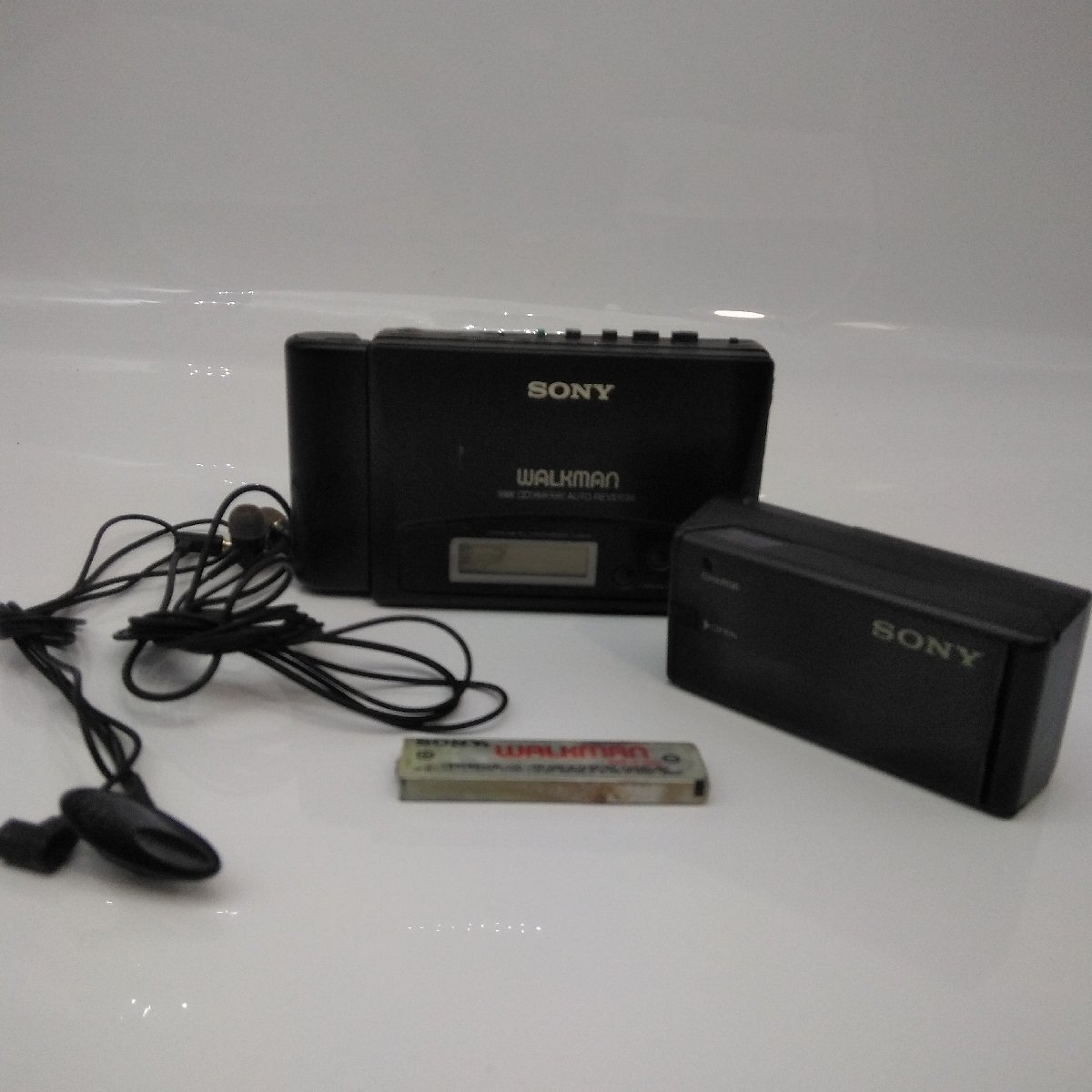 5161 【ジャンク品】SONY ソニー ウオークマン WALKMAN WM-F181 充電器 BC-7A セット 動作未確認_画像1