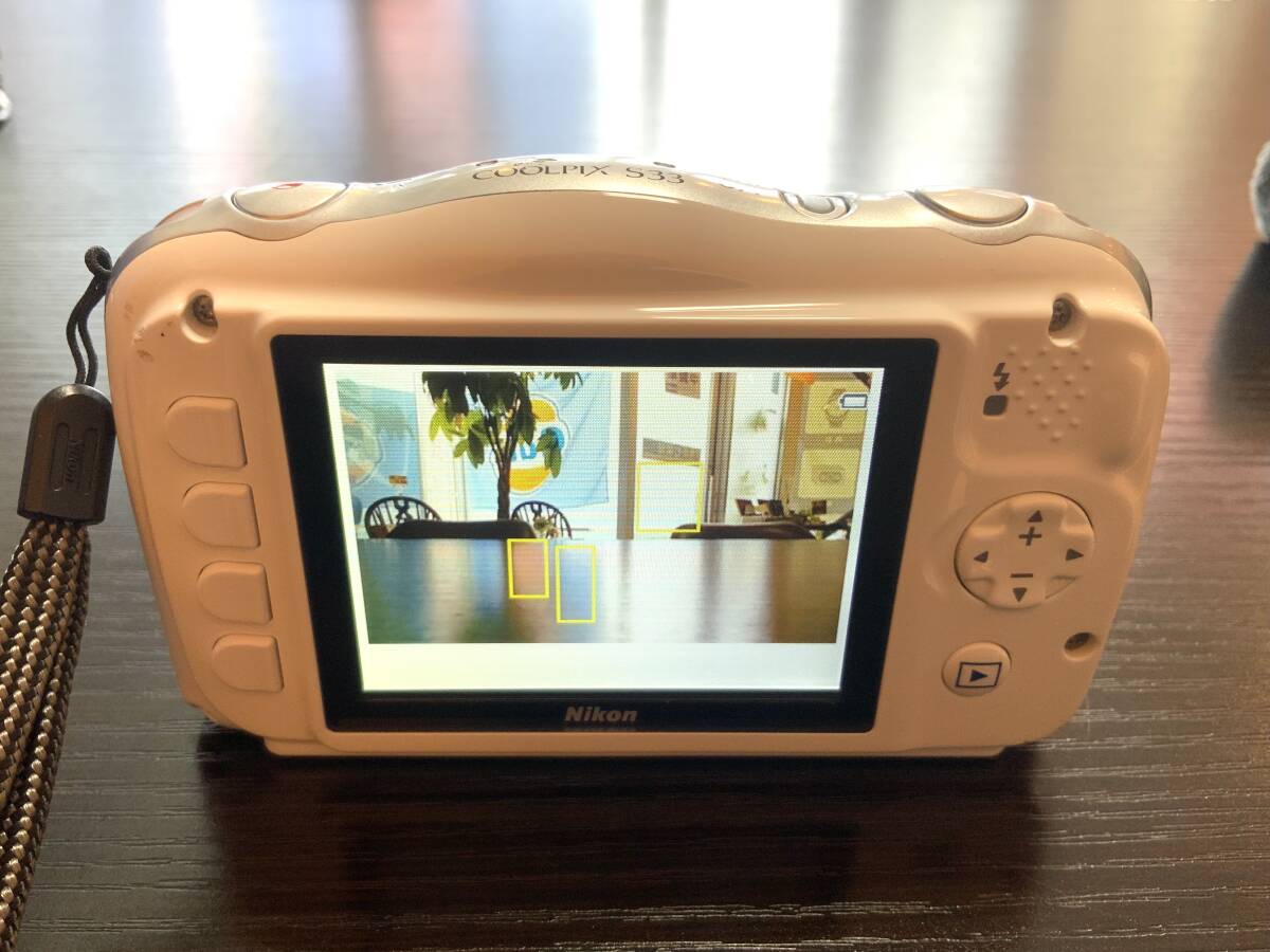 ニコン　Nikon COOLPIX S33 USED 白　デジカメ　カメラ　充電器　バッテリー　SDカード　説明書　箱　動品_画像3