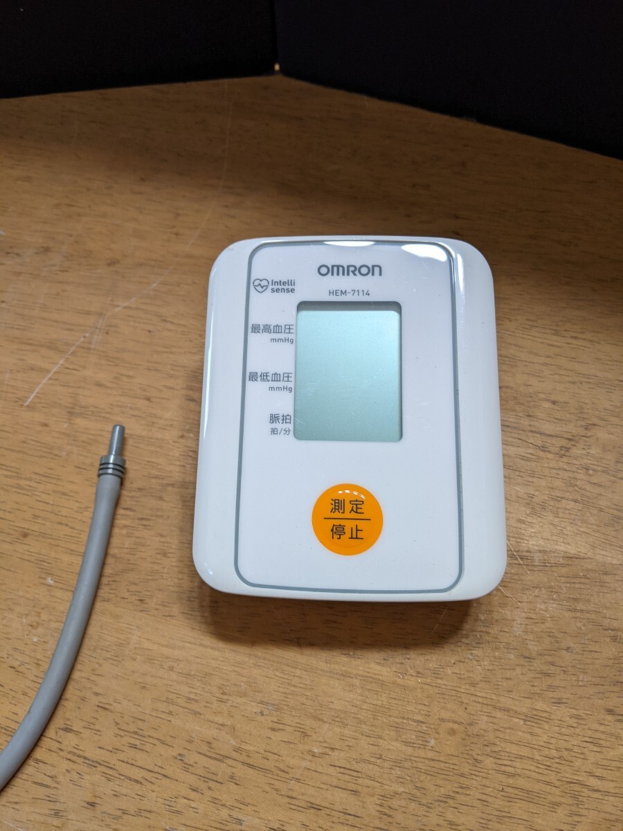IY1375 omron HEM-7114 デジタル自動血圧計 上腕式 自動電子血圧計 測定器 2023年製/オムロン 動作品 現状品_画像5