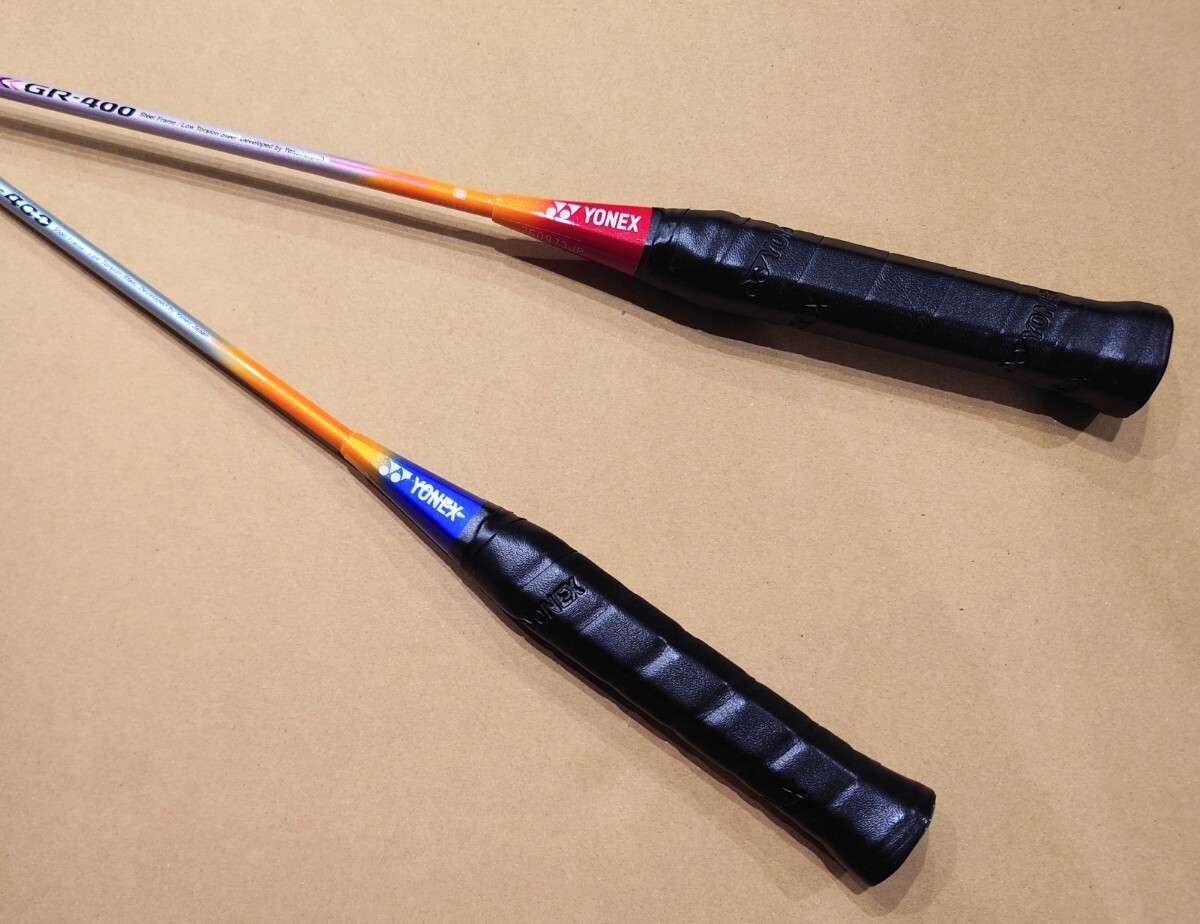 中古★YONEX バドミントン ラケット 2本セット シャトル2個付き GR-400 赤 青 部活 スポーツ 用具 GR400 ヨネックス 匿名_画像3