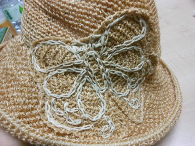 オーロラ社　企画販売品　強く・軽く・耐湿性のある優れた天然素材　「マニラ麻」の大人可愛い帽子　美品　でございます_左サイド飾りステッチ（トンボ？）