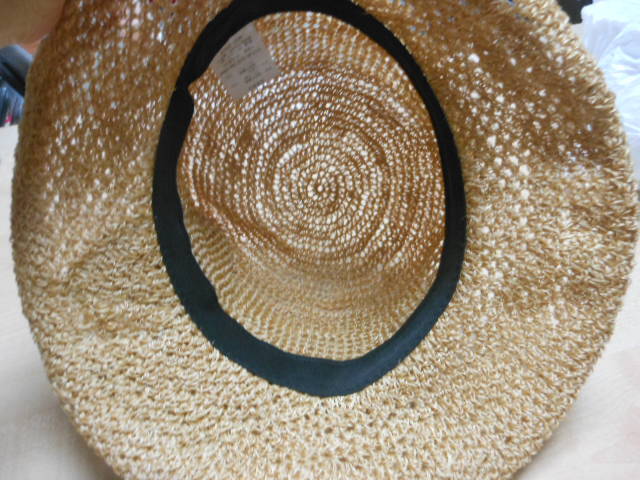 オーロラ社　企画販売品　強く・軽く・耐湿性のある優れた天然素材　「マニラ麻」の大人可愛い帽子　美品　でございます_内側アップ