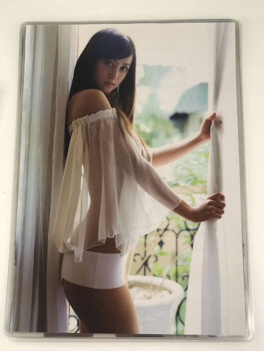 [150μフィルム厚手ラミネート加工］　小松彩夏12ページ　雑誌の切り抜き　ビキニ水着　グラビア_画像8