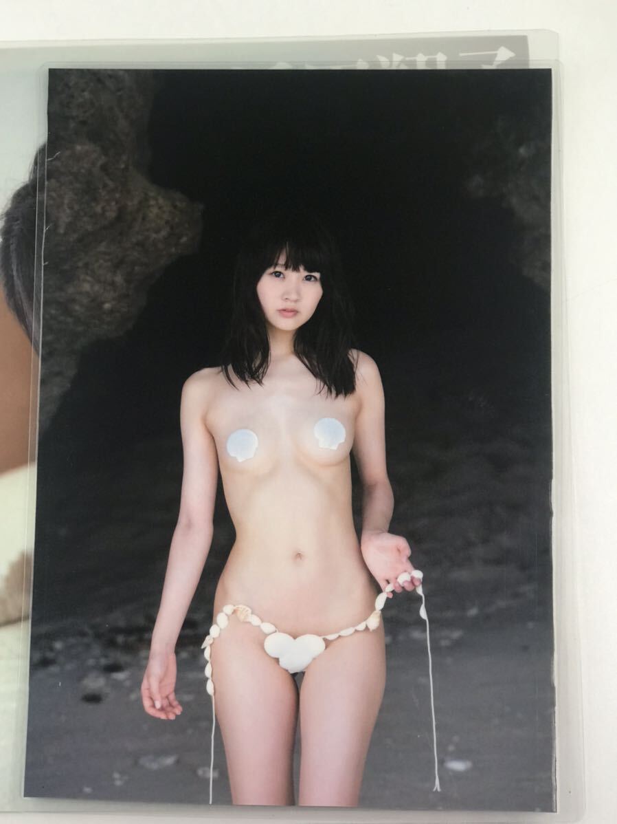 [150μフィルム厚手ラミネート加工］　浜田翔子5ページ　雑誌の切り抜き　下着ストッキングス　手作り貝殻ビキニ水着　洞窟出口グラビア_画像2