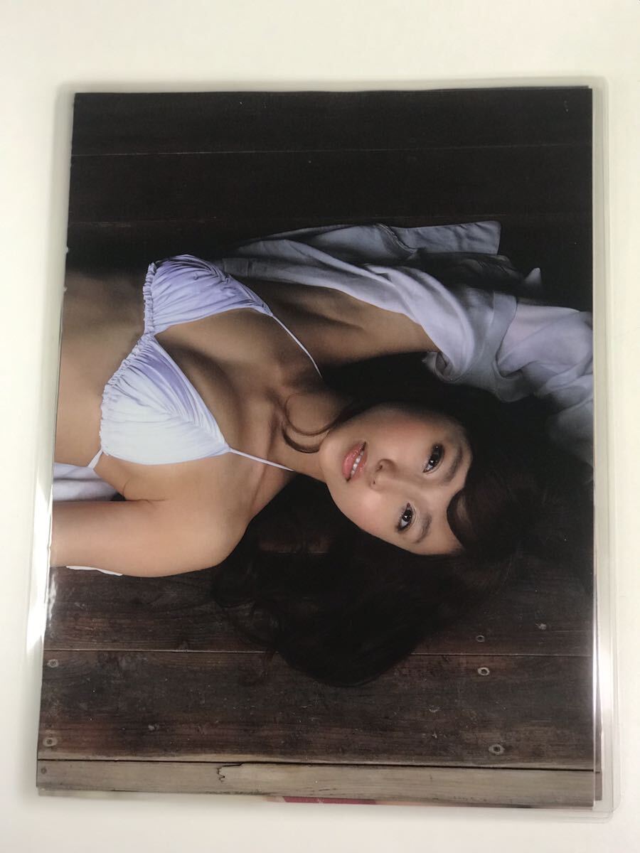 [150μフィルム厚手ラミネート加工］　吉木りさ7ページ　雑誌の切り抜き　ビキニ水着　真夏の逢い引きグラビア_画像4