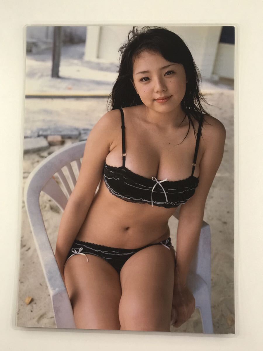 [150μフィルム厚手ラミネート加工］　篠崎愛4ページ　雑誌の切り抜き　ビキニ水着 17歳JK時代 緊張や照れ屋さんの表情グラビア_画像3