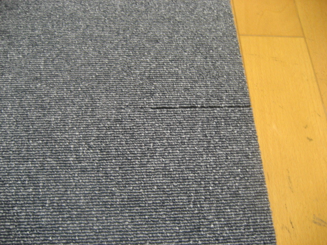 日本製タイルカーペット（１０枚）厚み約6.5mm＜１２７４＞在庫４５枚・訳あり品・１枚１４０円～_画像4
