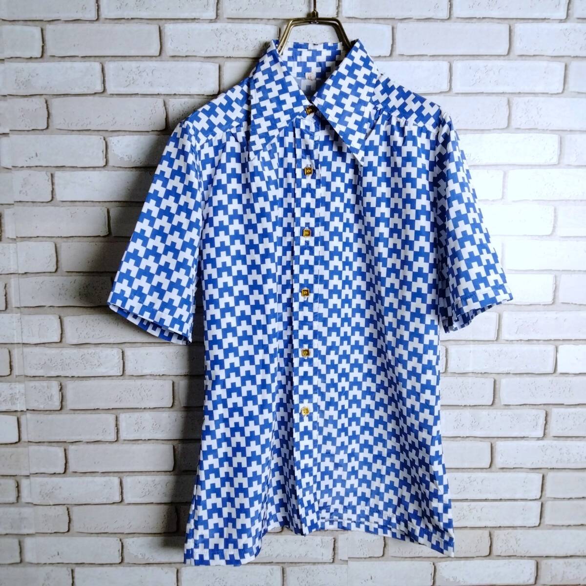 ブラウス☆柄シャツ　ポリシャツ　半袖　レトロ　レトロボタン　金ボタン　幾何学　総柄　個性的　ホワイト白　ブルー青