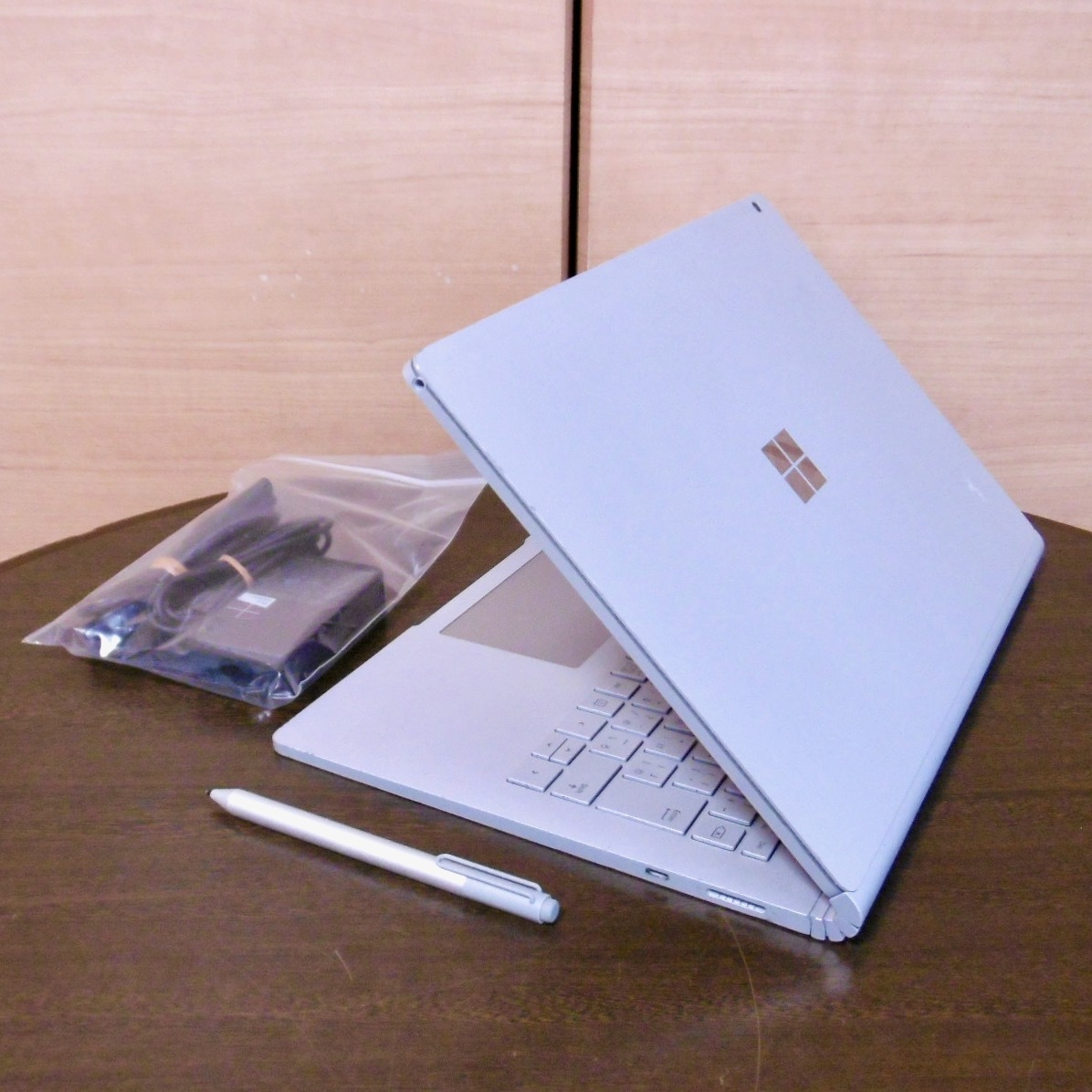 ■凹み■ Surface Book 2（I5 7300U/8GB/128GB） AC & ペン付属！■_画像1
