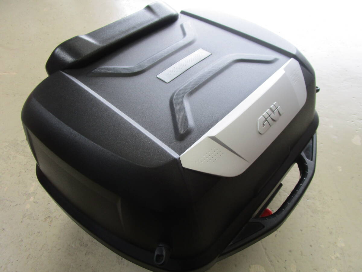 ＧＩＶＩ　トップケース43Ｌ　中古品　キー２本御座います。右側少々傷御座います。_画像2