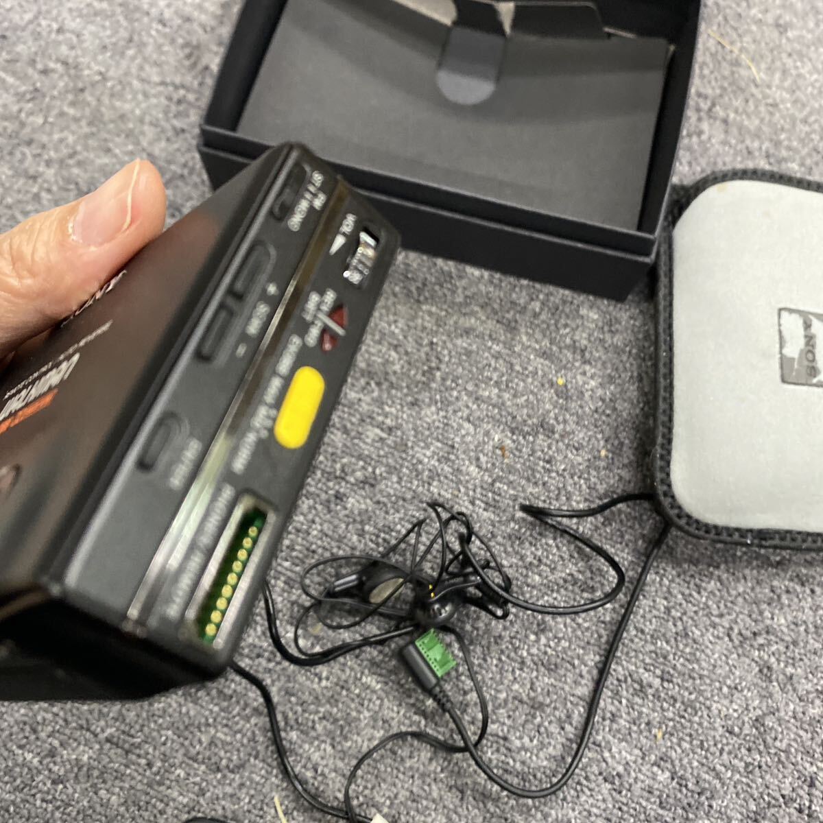 05221 中古品 動作未確認品 SONY ソニー WALKMAN ラジオ ポータブルカセットプレーヤー WM-F702 現状ジャンク品　箱あり_画像4