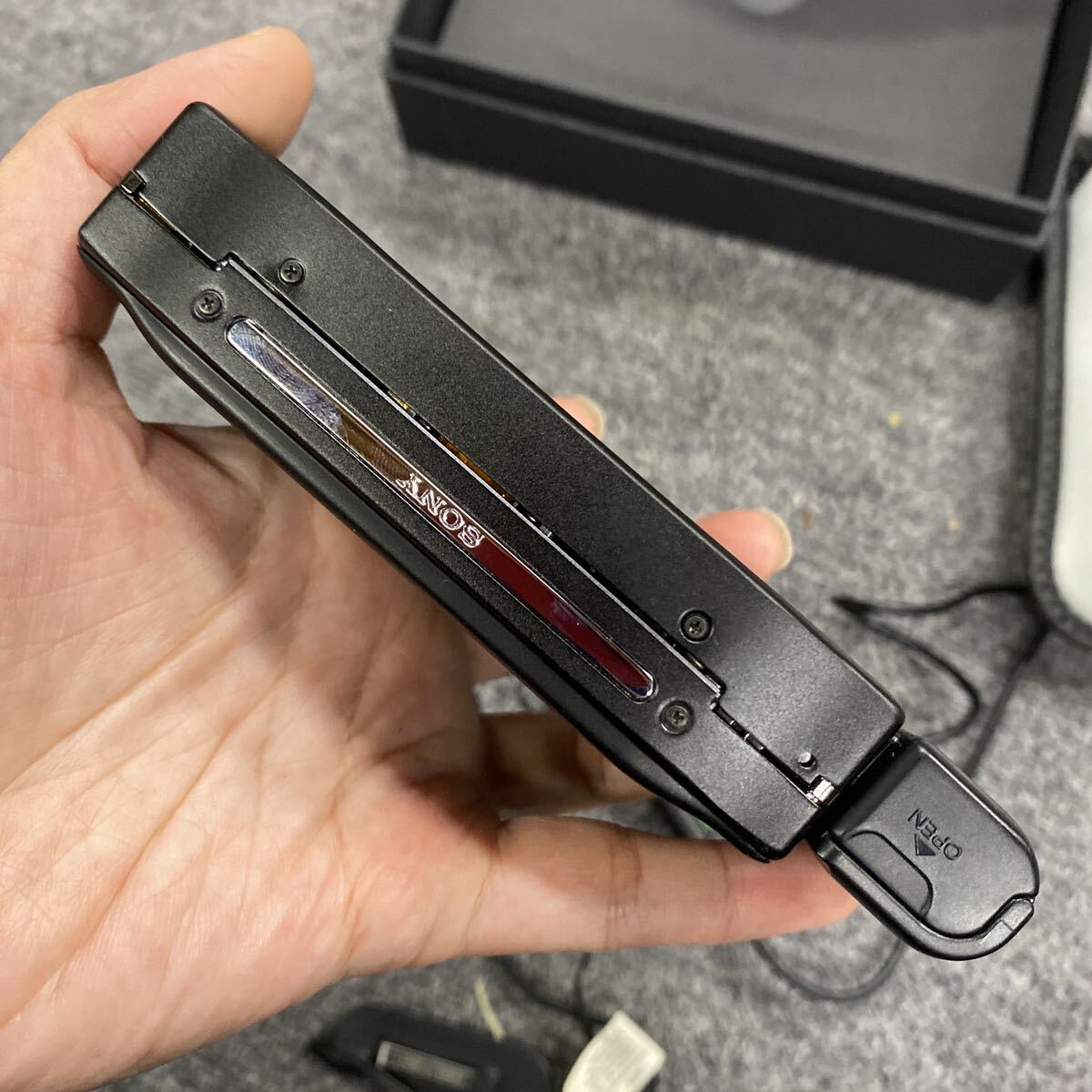 05221 中古品 動作未確認品 SONY ソニー WALKMAN ラジオ ポータブルカセットプレーヤー WM-F702 現状ジャンク品　箱あり_画像6