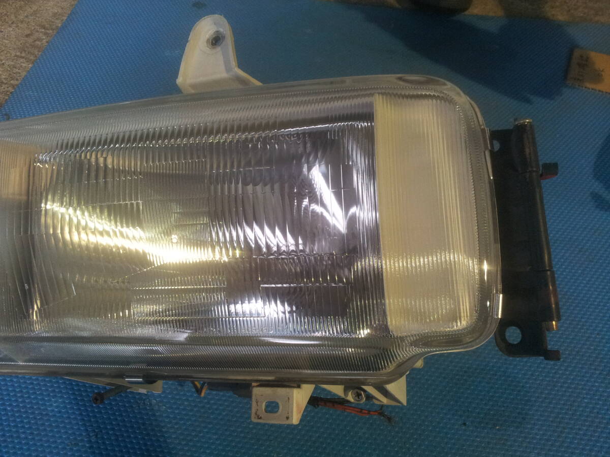 ISUZU Isuzu Forward head light left side passenger's seat side R6-5-7