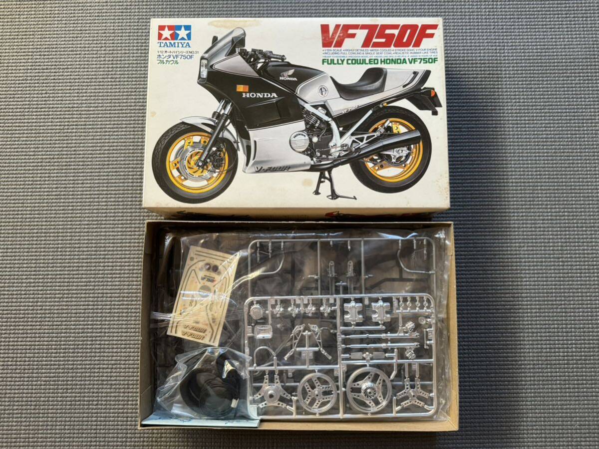 ８　倉庫片付け品　新品当時物在庫品　ＴＡＭＩＹＡ　ホンダ　ＶＦ７５０Ｆ　フルカウル　プラモデル　１／１２　模型　玩具　バイク_画像1