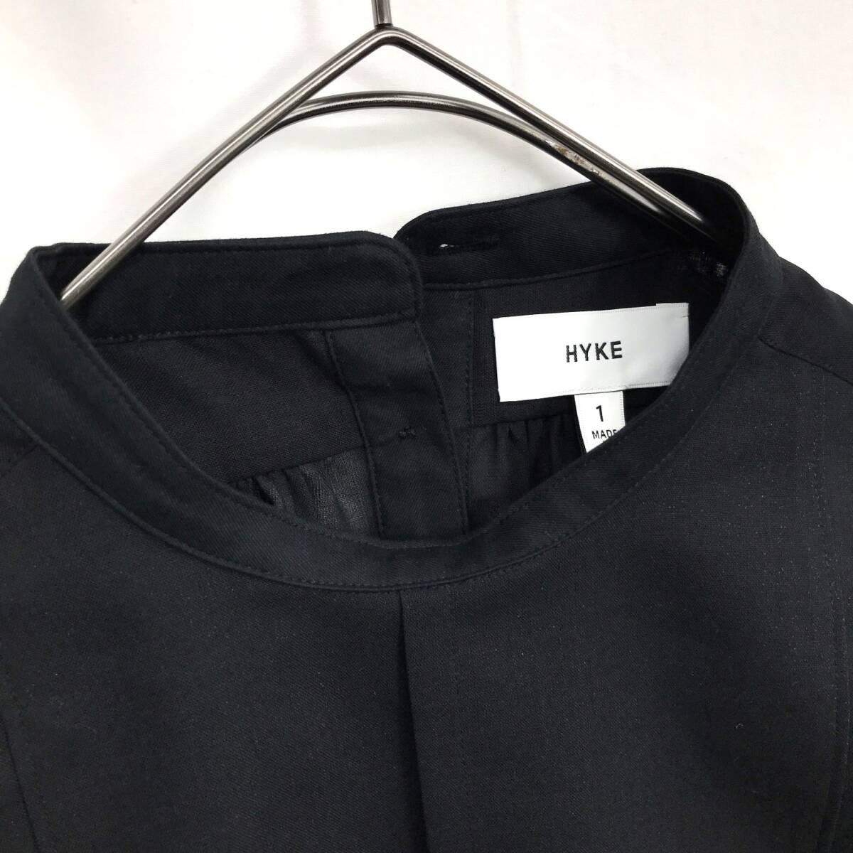 NZ2294●HYKE : ビブフロント ノーカラー シアーシャツブラウス●1●ブラック 新品定価￥35.200 ハイク ボリュームスリーブ オーバーサイズ_画像2