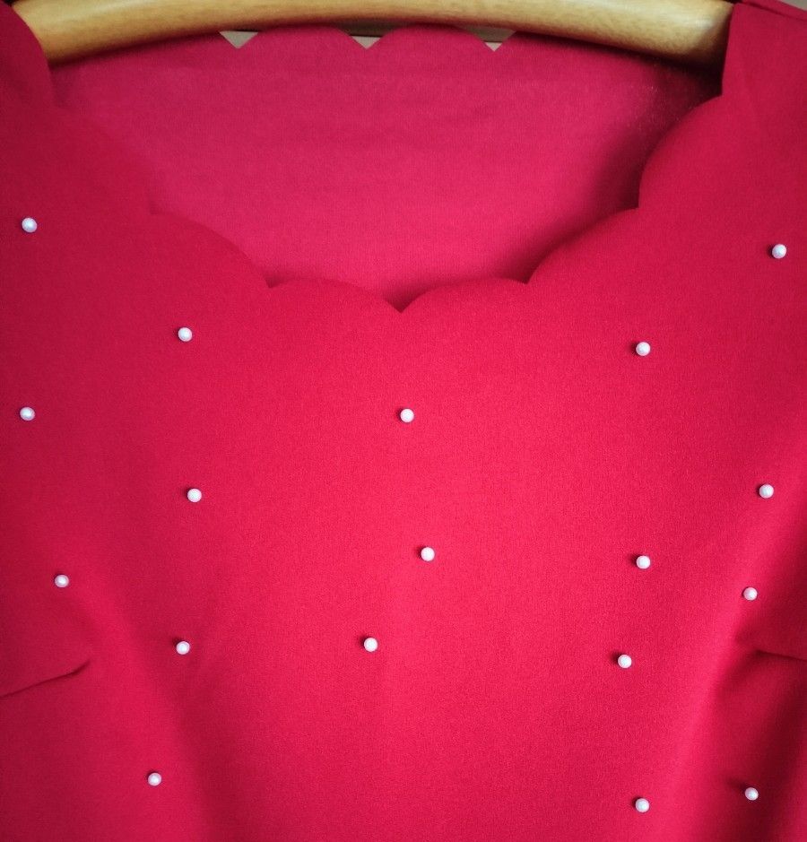 ★最終価格★新品タグ付き★赤 パール付きカットソー  半袖ブラウス  スカラップカット袖