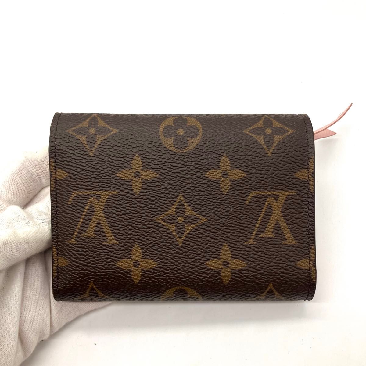 ルイヴィトン 三つ折り 財布 ポルトフォイユ ヴィクトリーヌ モノグラム ローズバレリーヌ LOUIS VUITTON