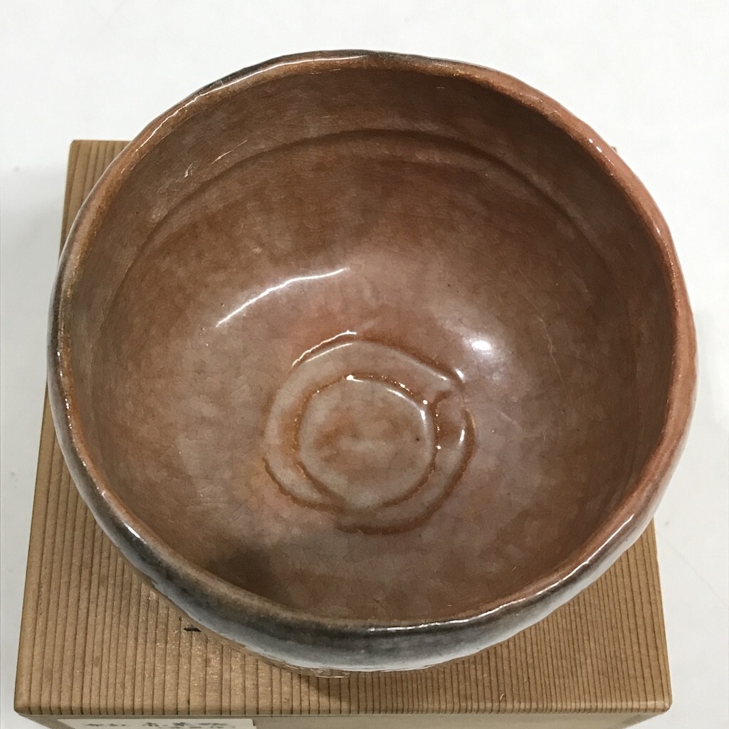 美品 楽紅 赤茶碗 茶器 茶道 共箱 美術品 工芸品 コレクション品 骨董 木箱入り 開D0506-19_画像2